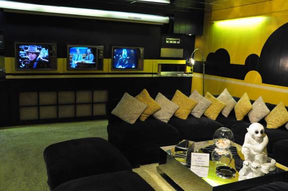 Sala das TVs, cada uma ligada numa das grandes redes americanas (em Graceland, a casa do Elvis em Memphis, no Tennessee - EUA)